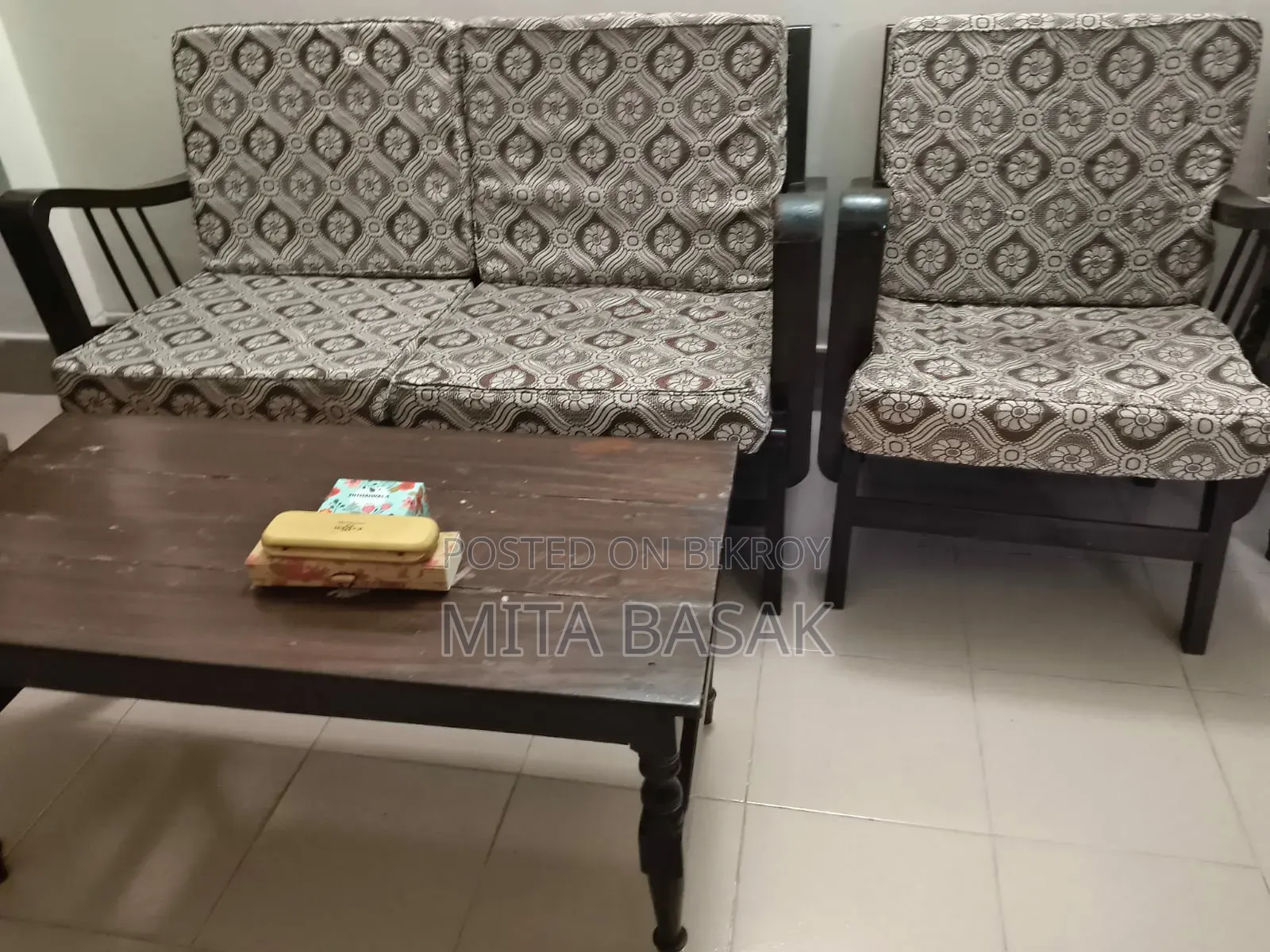 ফোম এবং সেন্টার টেবিল সহ কাঠের সোফা সেট
