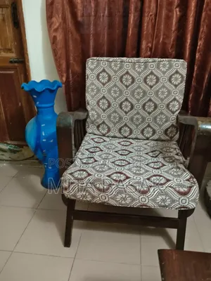 ফোম এবং সেন্টার টেবিল সহ কাঠের সোফা সেট