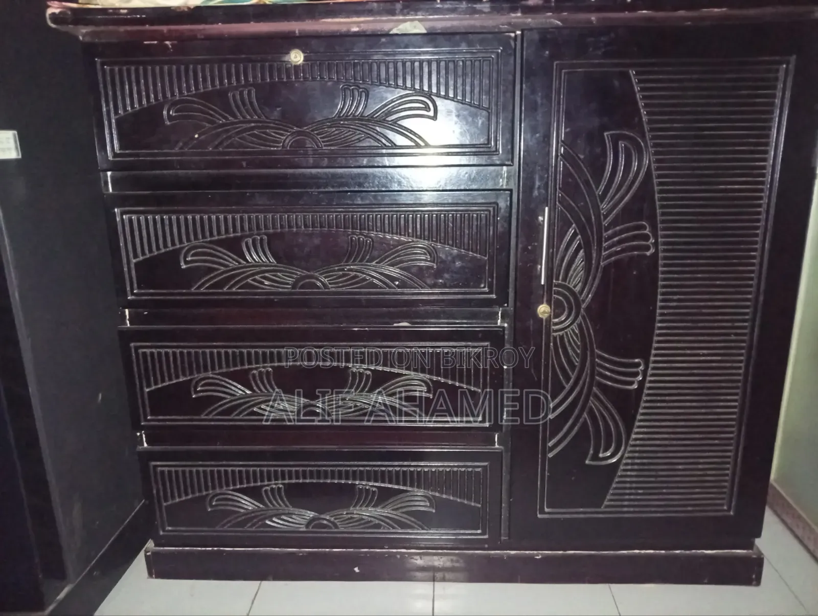 আমি এই ওয়ারড্রব বিক্রি করব