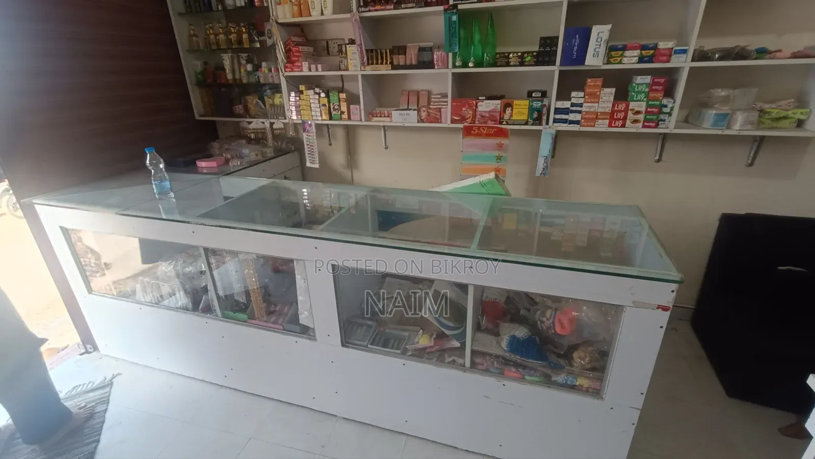 ডিসপ্লে কাউন্টার কসমেটিক দোকানের