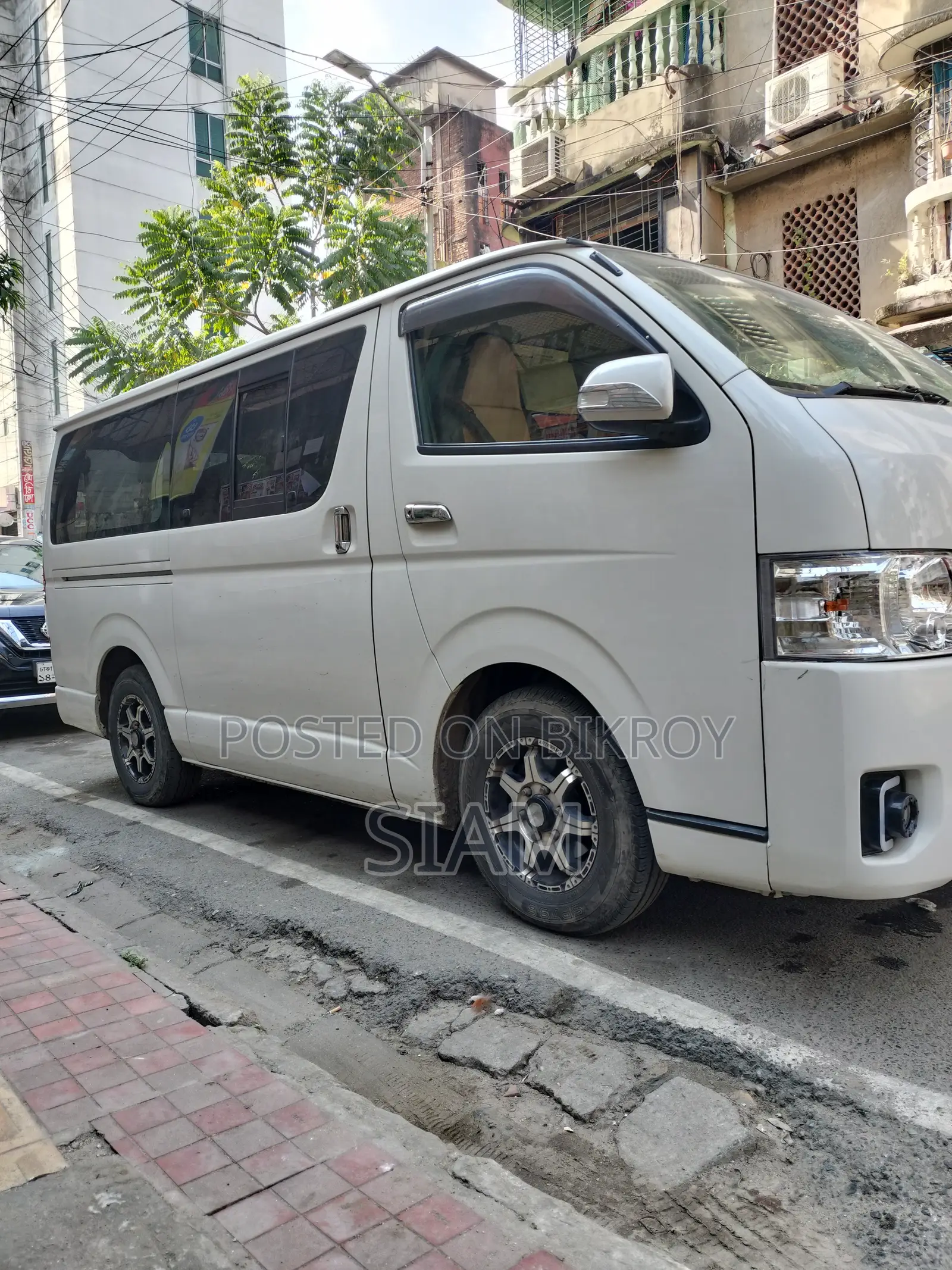 Car 2012 White