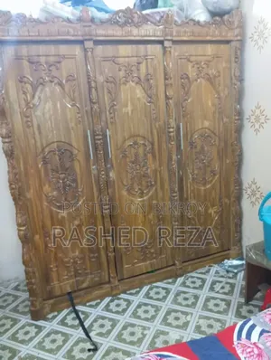 ৩ দরজা বিশিষ্ট বড় আলমারি