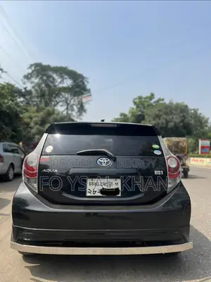টয়োটা অ্যাকুয়া ২০১২ কালো