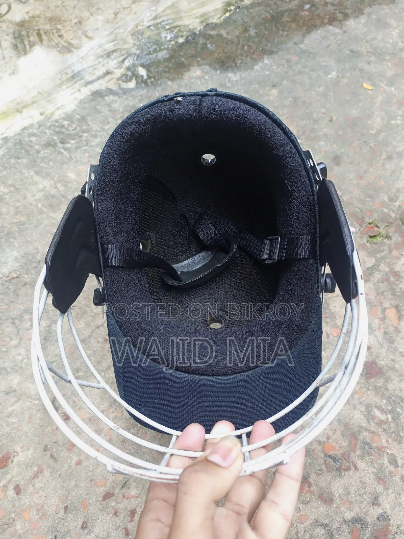 Cricket Larson Batting Pads, Helmet