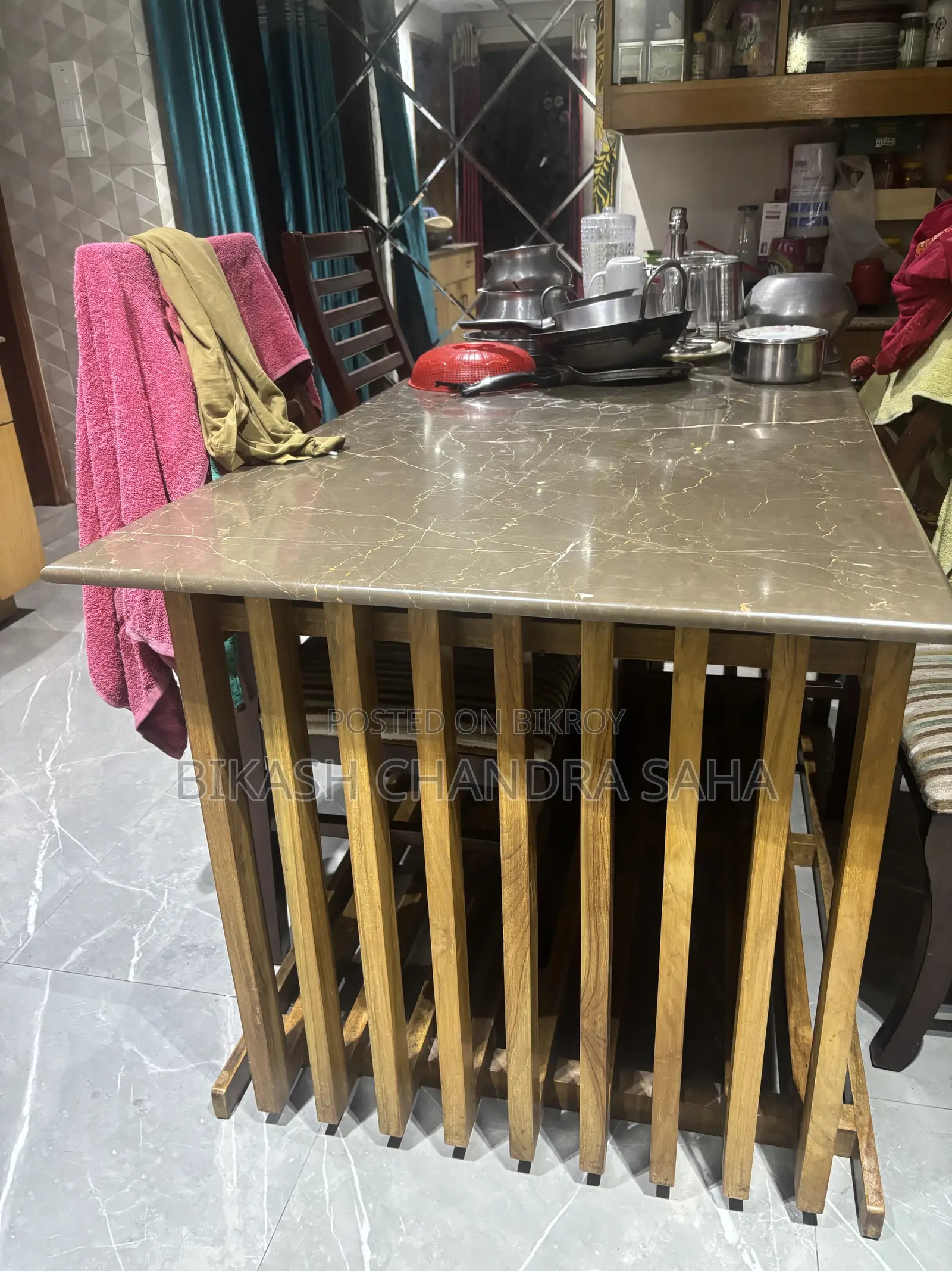 পুরোনো নাভানা সোফা এবং মার্বেল ডাইনিং ৬টি চেয়ারসহ (সামান্য ক্ষতিগ্রস্ত)