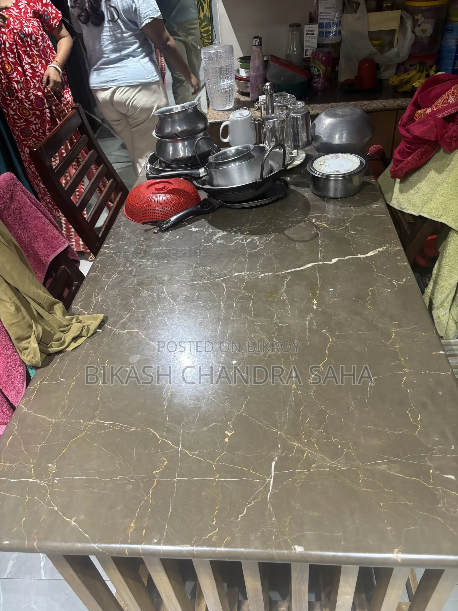 পুরোনো নাভানা সোফা এবং মার্বেল ডাইনিং ৬টি চেয়ারসহ (সামান্য ক্ষতিগ্রস্ত)