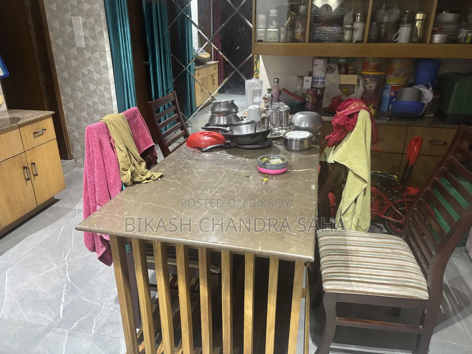 পুরোনো নাভানা সোফা এবং মার্বেল ডাইনিং ৬টি চেয়ারসহ (সামান্য ক্ষতিগ্রস্ত)