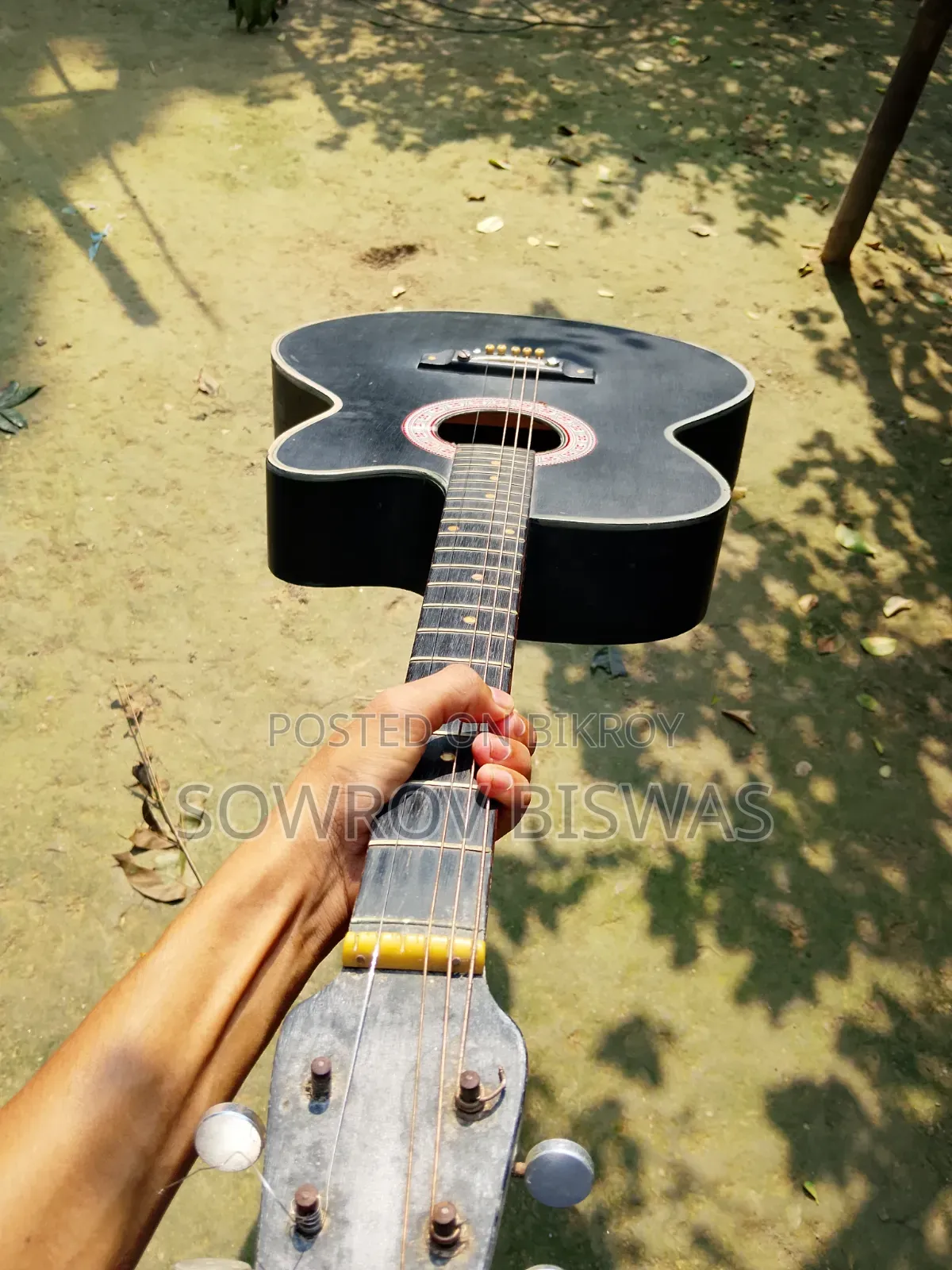 অনেক ভালো একটা গিটার