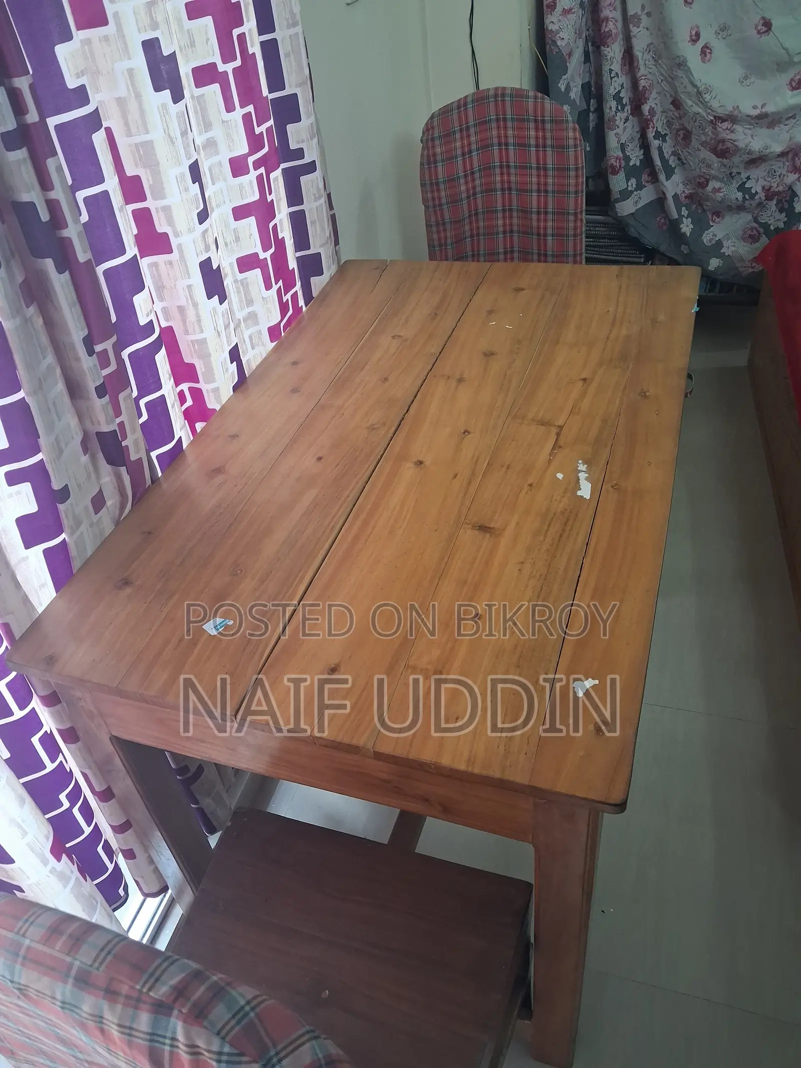একটি সেগুন কাঠের পড়ার টেবিল বিক্রি করা হবে