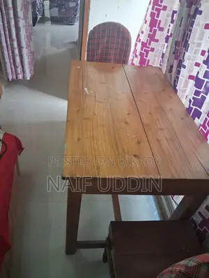 একটি সেগুন কাঠের পড়ার টেবিল বিক্রি করা হবে