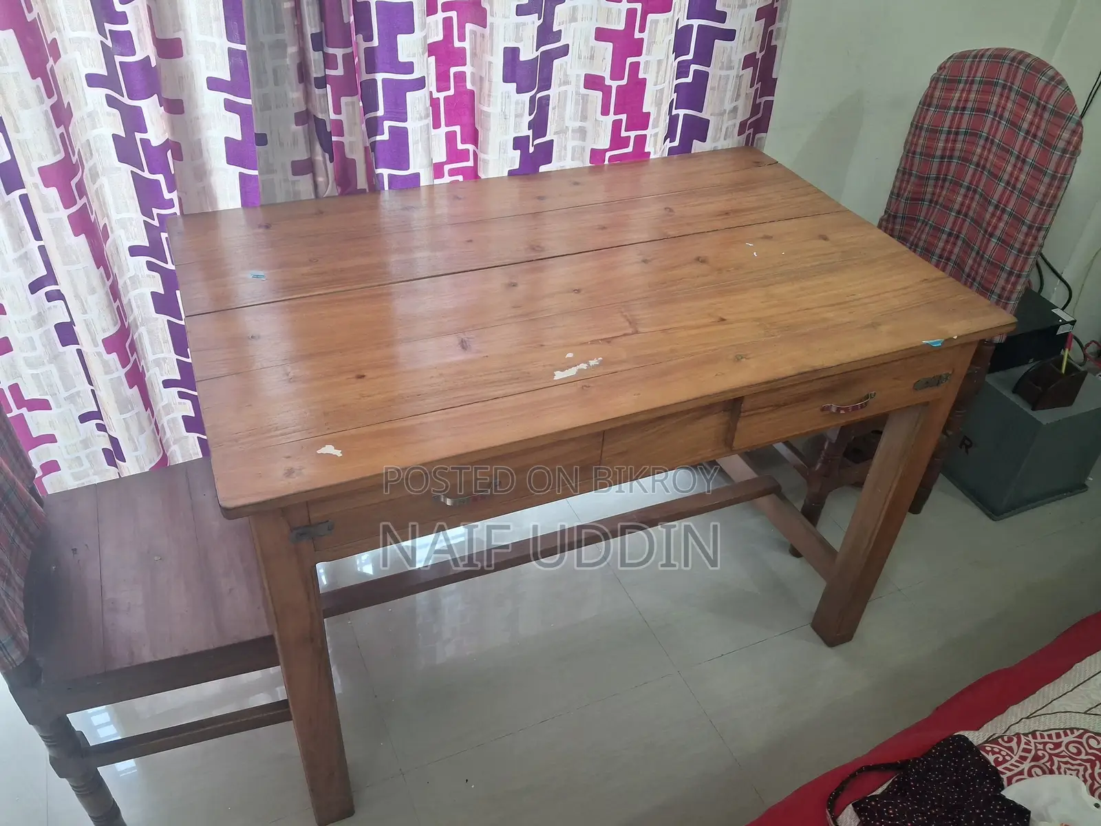 একটি সেগুন কাঠের পড়ার টেবিল বিক্রি করা হবে