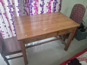একটি সেগুন কাঠের পড়ার টেবিল বিক্রি করা হবে