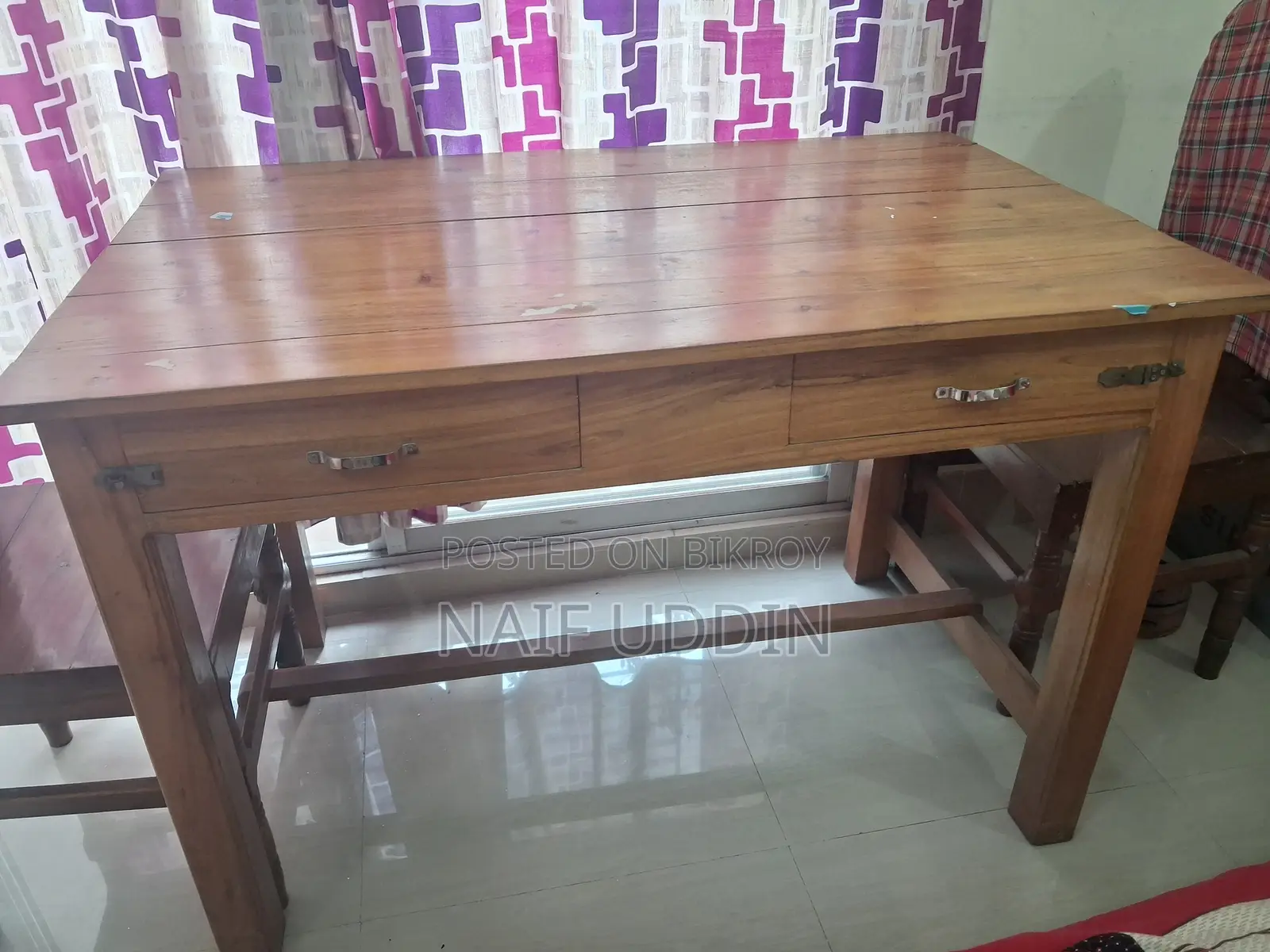 একটি সেগুন কাঠের পড়ার টেবিল বিক্রি করা হবে