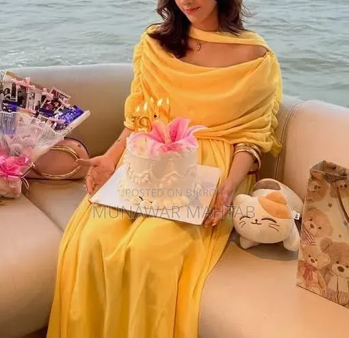 ম্যাচিং ওড়না সহ আকর্ষণীয় হলুদ রঙের লং ড্রেস - নারীদের সাইজ এস