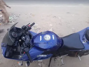 ইয়ামাহা আর১ ২০১৮ নীল