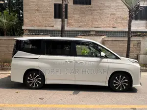 Toyota Voxy 2022 Pearl