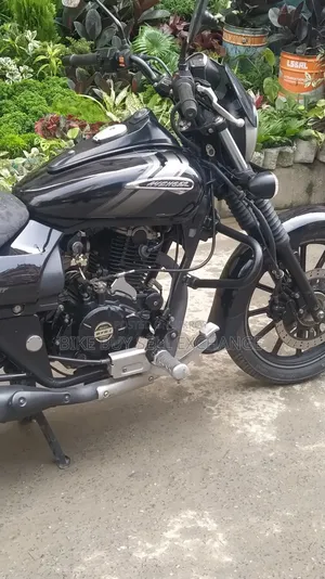 বাজাজ এভেঞ্জার ১৬০ স্ট্রিট ২০২২ কালো