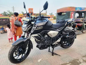 ইয়ামাহা এফজেডএস ভি৩ ২০২২ কালো