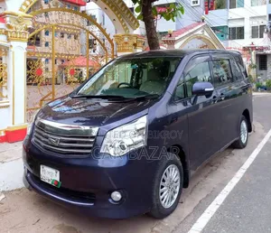 Toyota Noah 2.0 143hp FWD (7 Seater) 2013 Blue