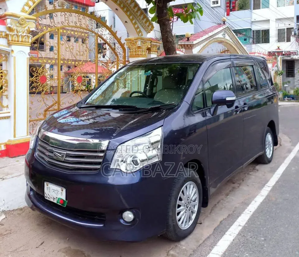 Toyota Noah 2.0 143hp FWD (7 Seater) 2013 Blue