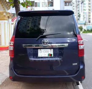 Toyota Noah 2.0 143hp FWD (7 Seater) 2013 Blue