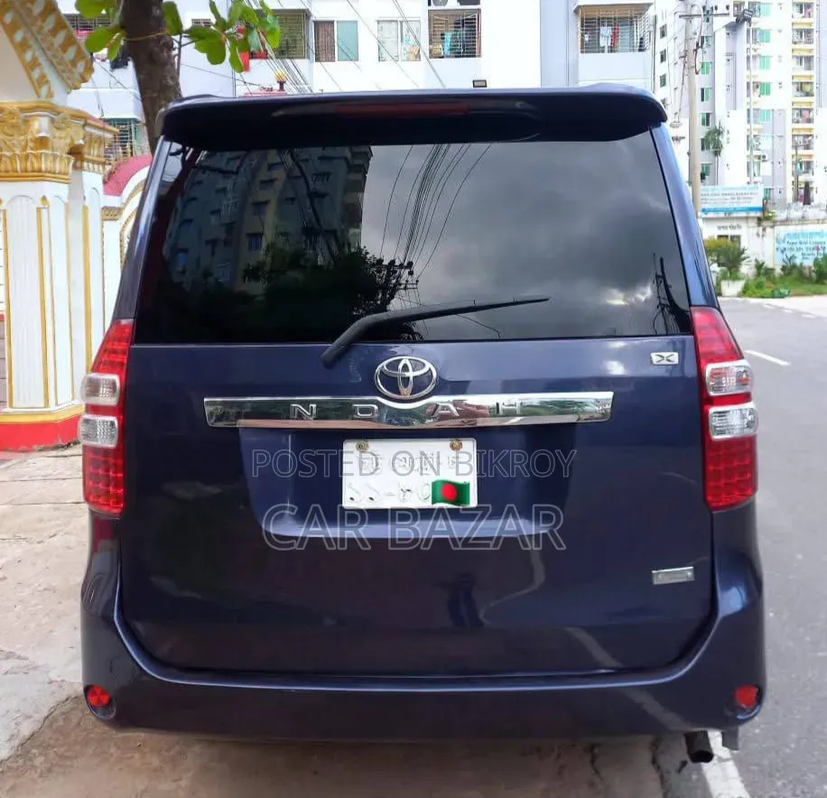 Toyota Noah 2.0 143hp FWD (7 Seater) 2013 Blue