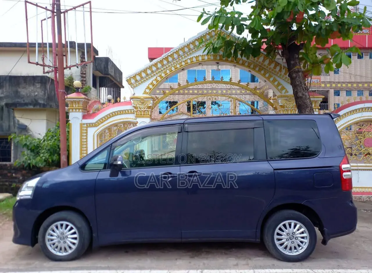 Toyota Noah 2.0 143hp FWD (7 Seater) 2013 Blue