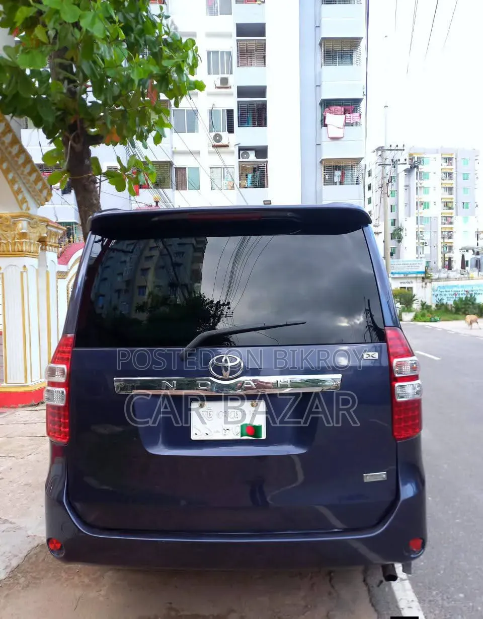 Toyota Noah 2.0 143hp FWD (7 Seater) 2013 Blue