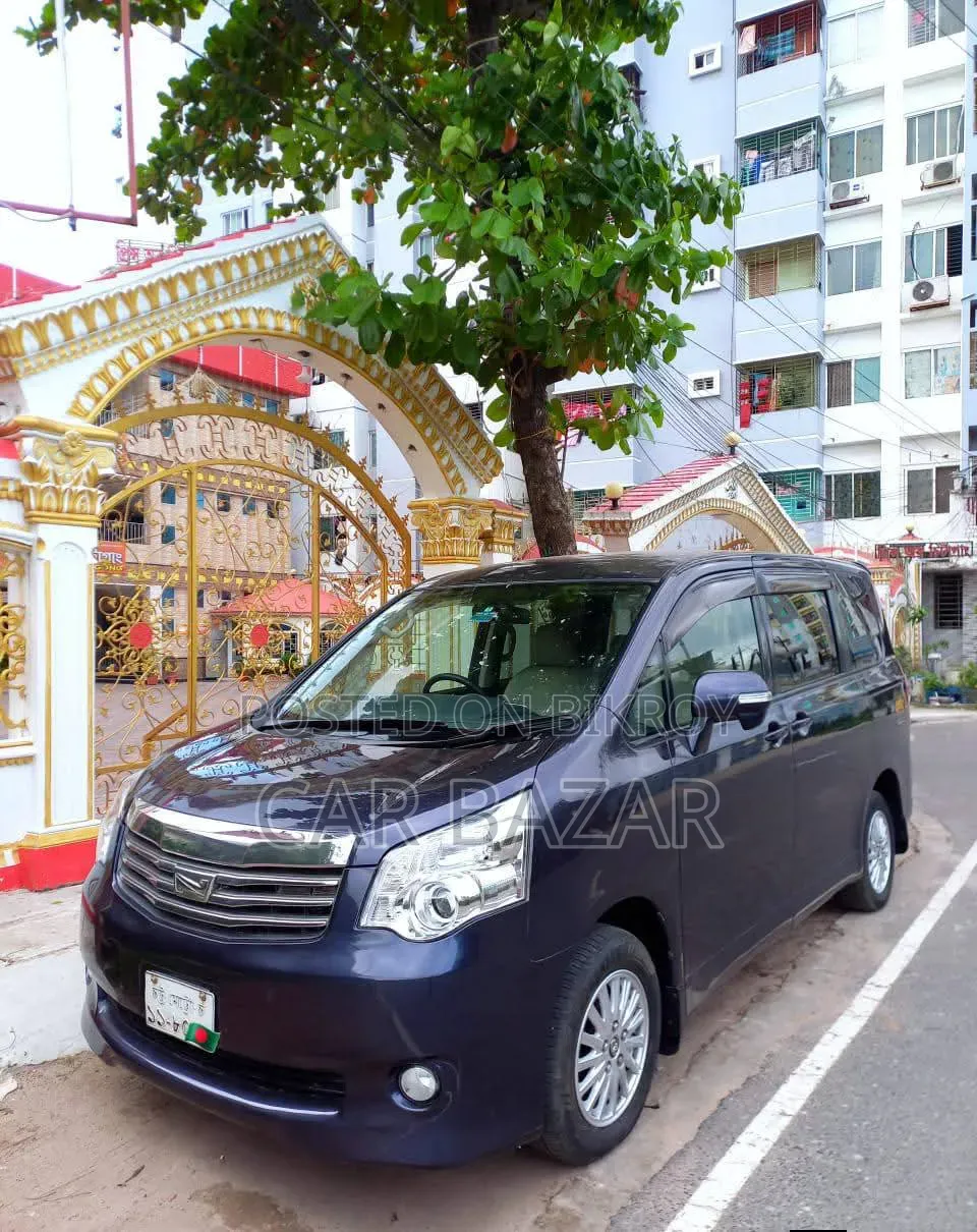 Toyota Noah 2.0 143hp FWD (7 Seater) 2013 Blue