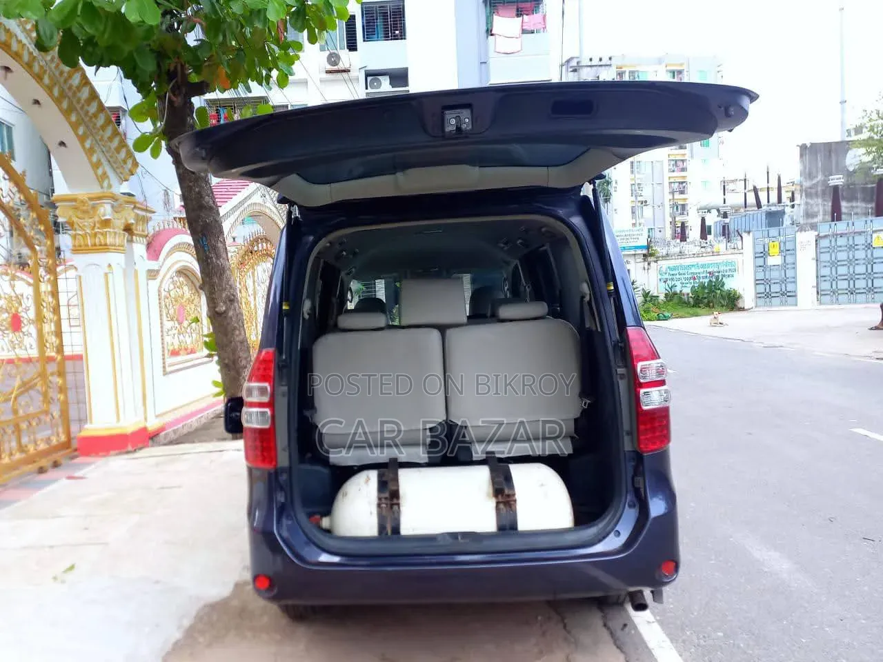 Toyota Noah 2.0 143hp FWD (7 Seater) 2013 Blue