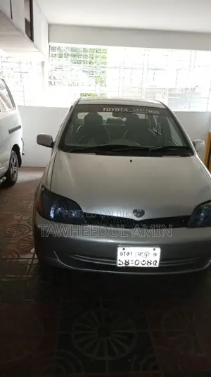 Toyota Platz 2000 Silver
