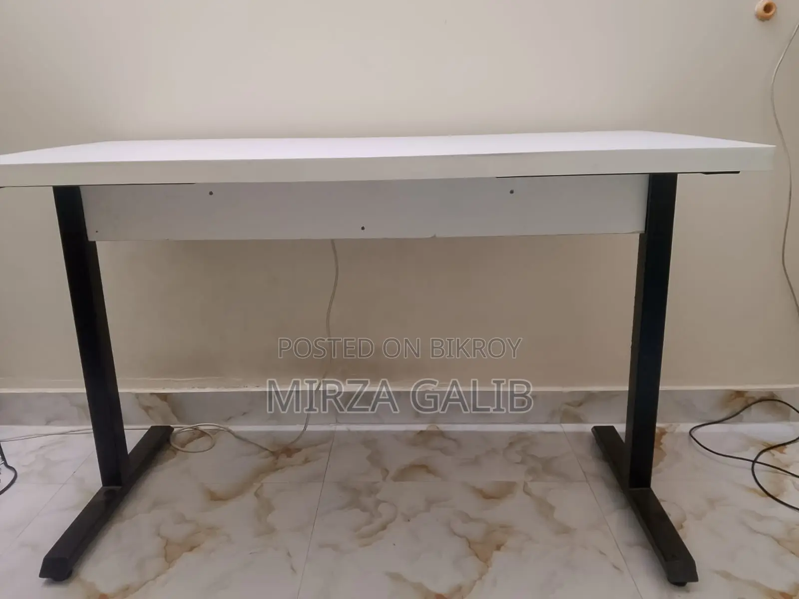 হোয়াইট পিসি টেবিল