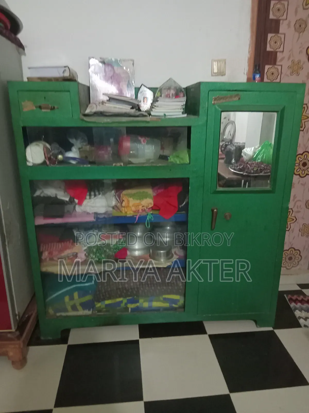 স্টিলের শোকেস