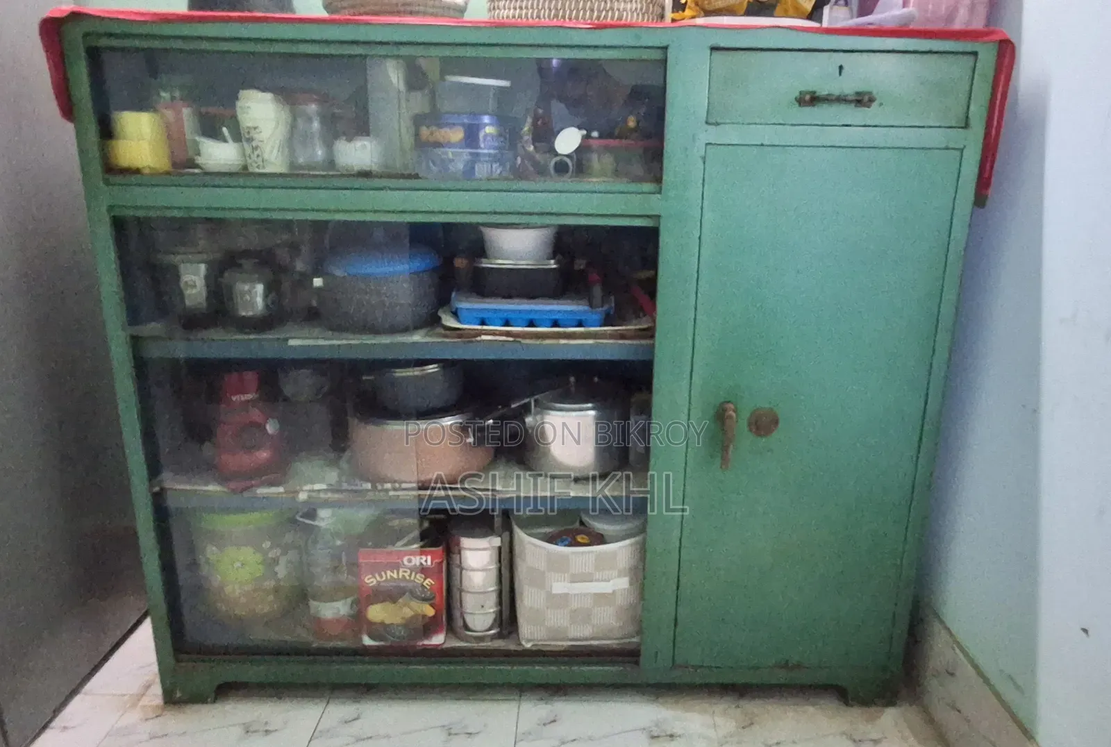 একটি স্টিলের শোকেস বিক্রি হবে।
