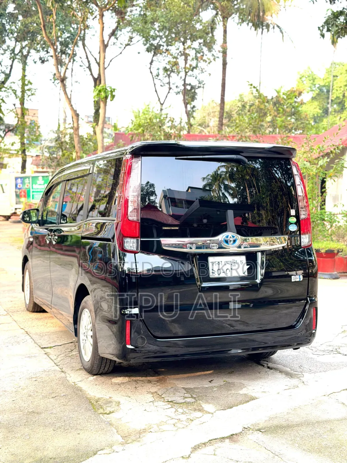 Toyota Noah 1.8 Front-Wheel Drive Hybrid 7-Seater 2015 Black