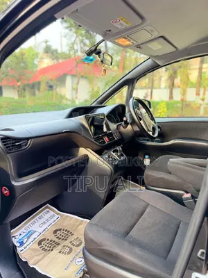 Toyota Noah 1.8 Front-Wheel Drive Hybrid 7-Seater 2015 Black