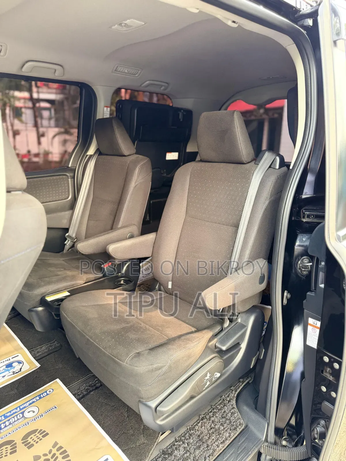 Toyota Noah 1.8 Front-Wheel Drive Hybrid 7-Seater 2015 Black