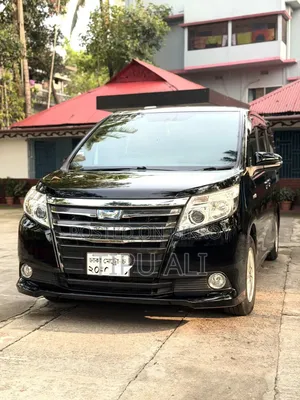Toyota Noah 1.8 Front-Wheel Drive Hybrid 7-Seater 2015 Black