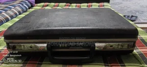 ব্যবহার করা ব্রিফকেস ২ পিস একসাথে বিক্রি হবে।