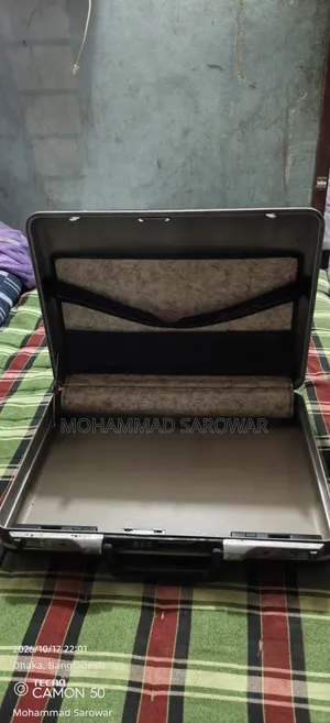 ব্যবহার করা ব্রিফকেস ২ পিস একসাথে বিক্রি হবে।
