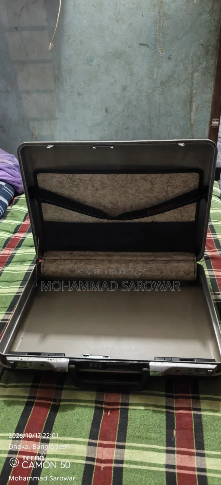 ব্যবহার করা ব্রিফকেস ২ পিস একসাথে বিক্রি হবে।
