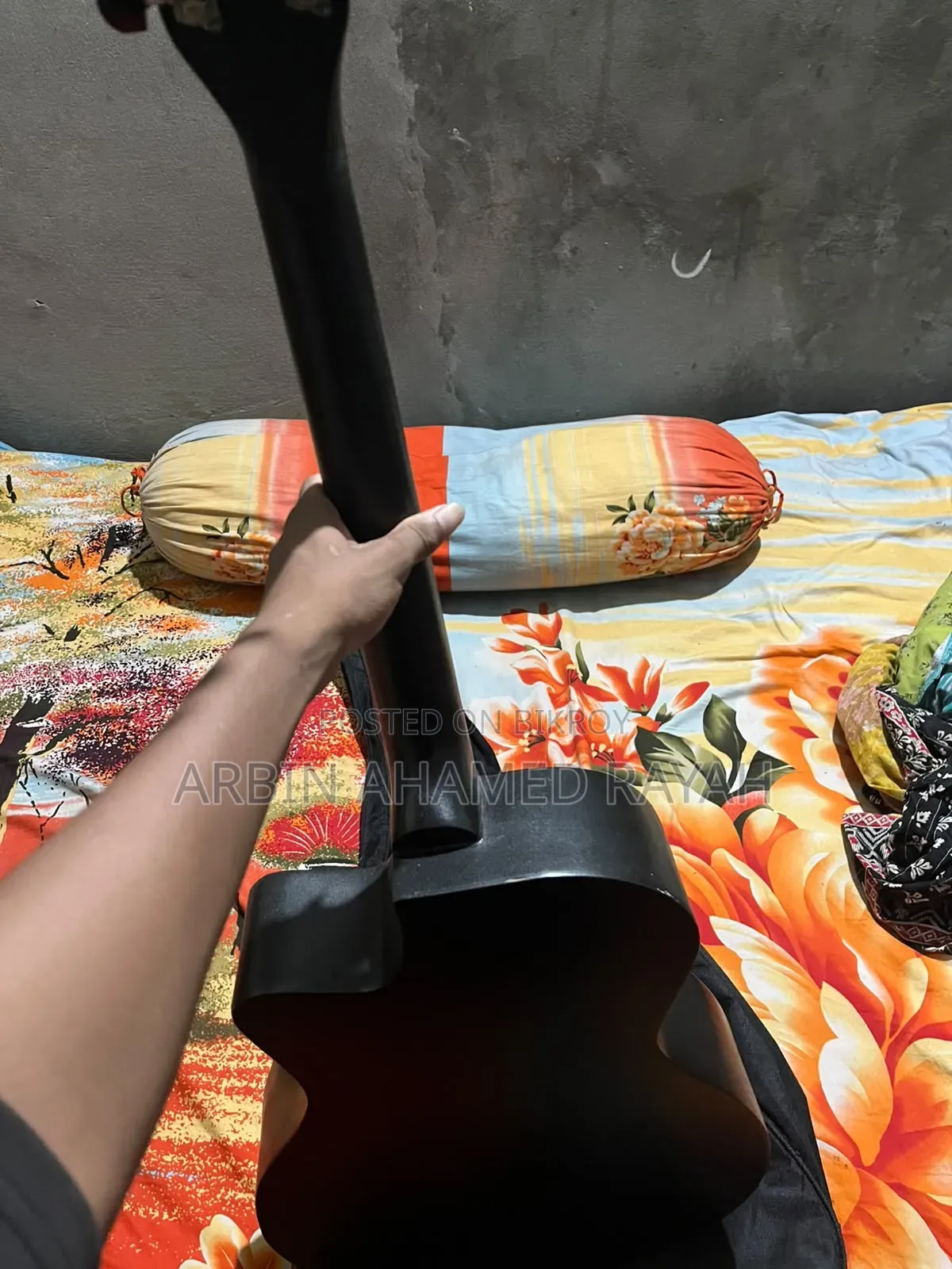 গিটার ব্র্যান্ড নিউ