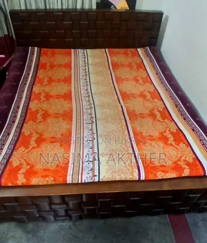 খাট (৬×৭) ফুট গাঢ় বাদামী রঙ, উচ্চ মানের মালয়েশিয়ান কাঠ, চমৎকার ডিজাইন