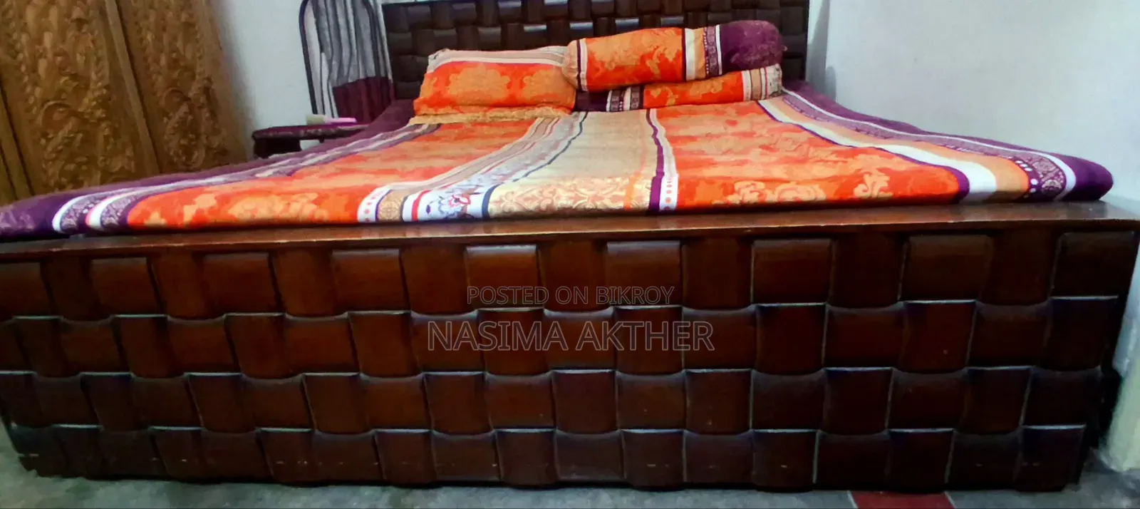 খাট (৬×৭) ফুট গাঢ় বাদামী রঙ, উচ্চ মানের মালয়েশিয়ান কাঠ, চমৎকার ডিজাইন