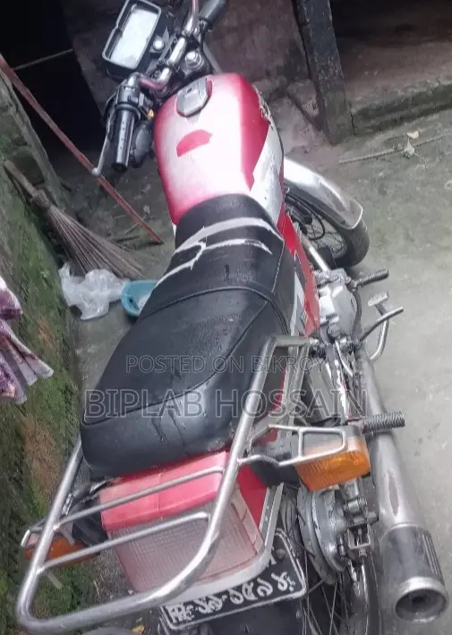 মোটরসাইকেল ২০০০ লাল