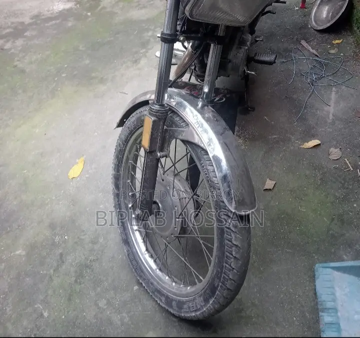 মোটরসাইকেল ২০০০ লাল