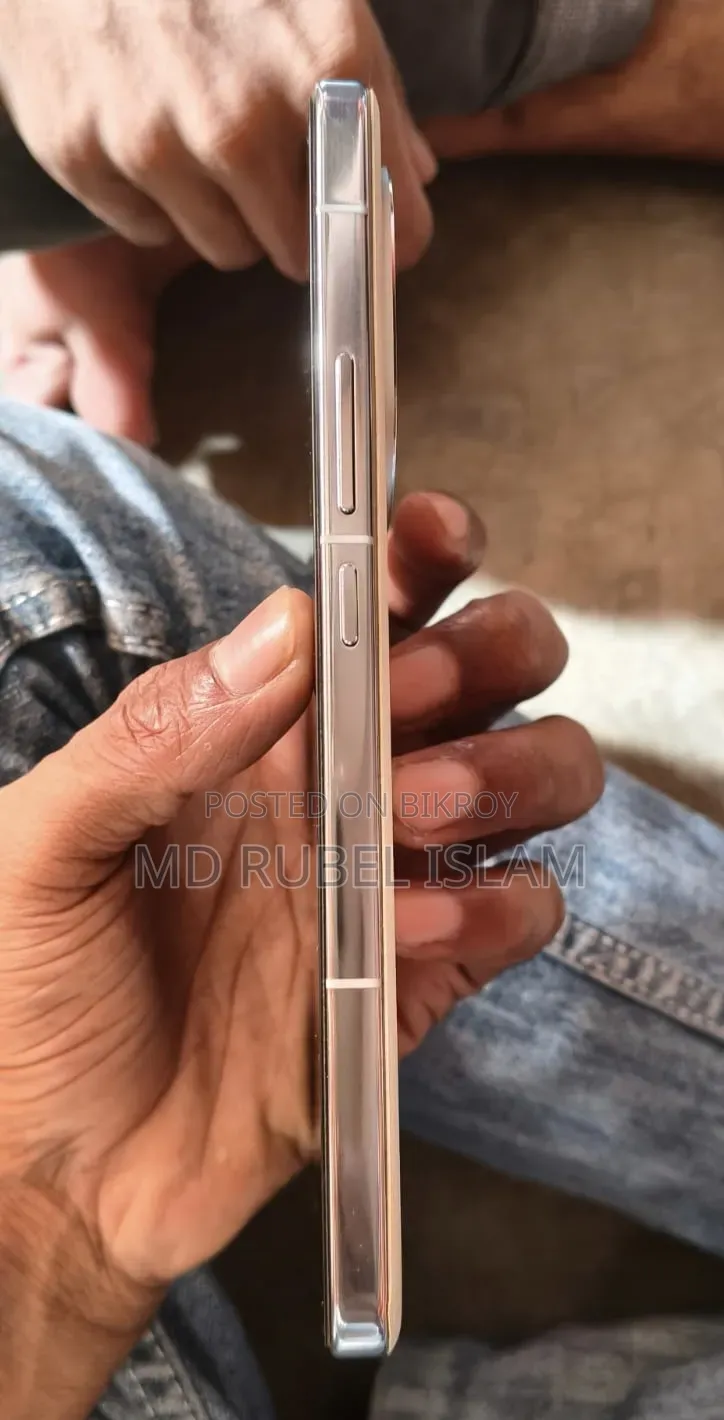 আইকিউওও ১৩ ২৫৬ জিবি হোয়াইট
