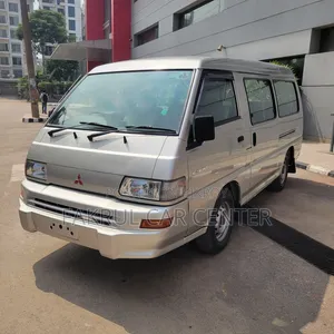 মিতসুবিশি এল৪০০ ২০১৩ রৌপ্য