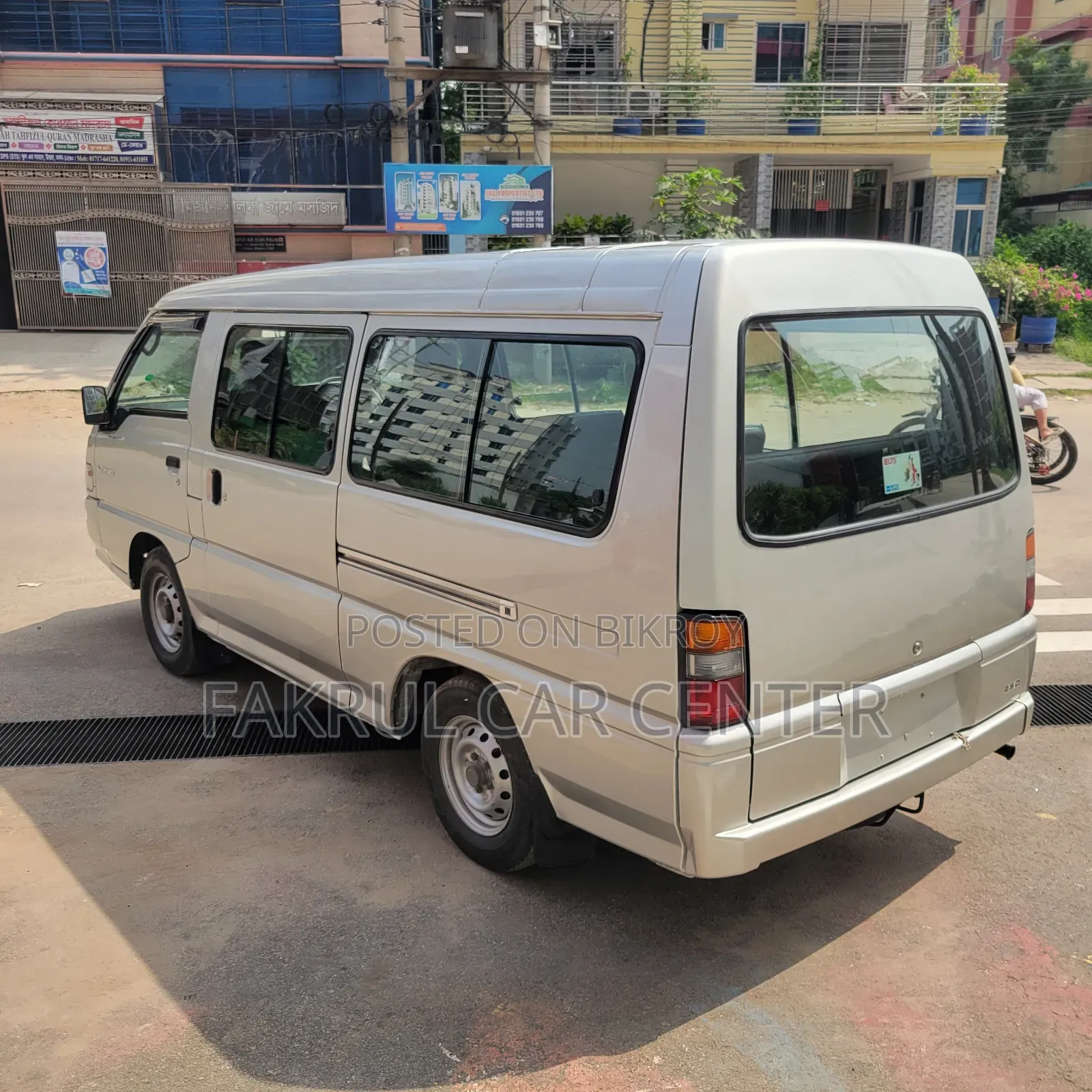 মিতসুবিশি এল৪০০ ২০১৩ রৌপ্য