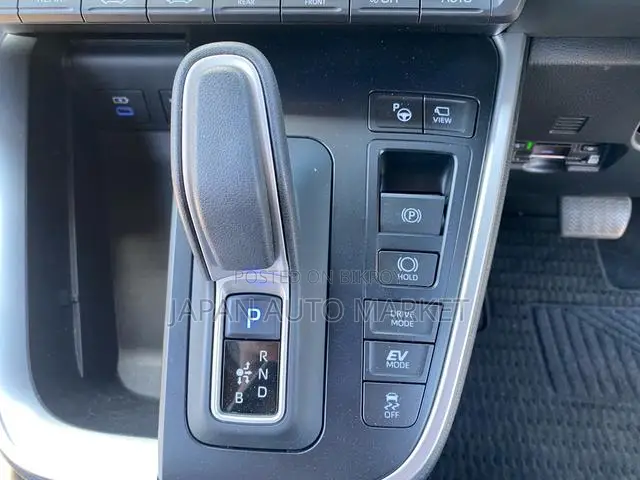 Toyota Noah 2023 Pearl
